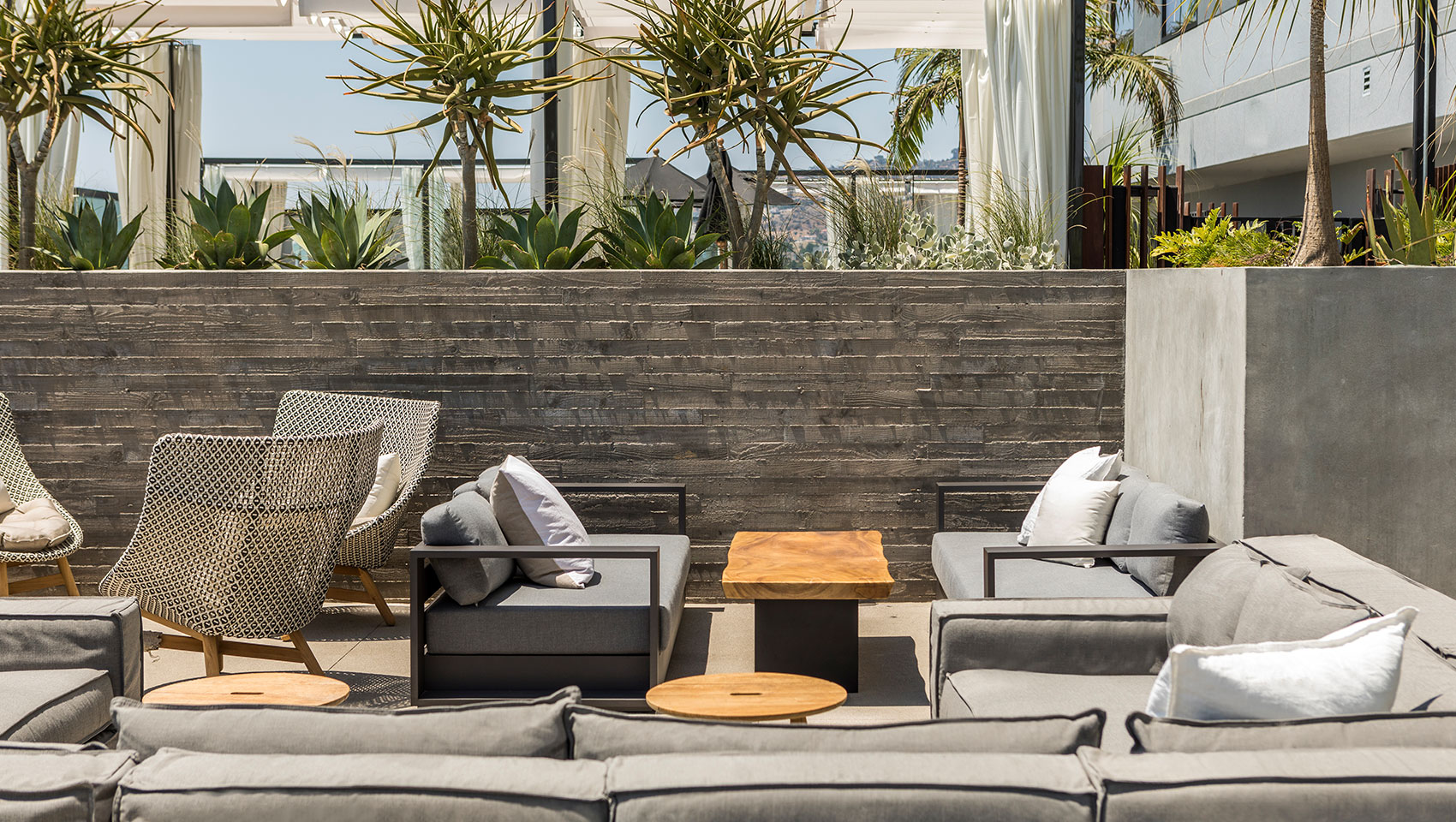 rooftop-lounge-sitting-area-everly-hollywood